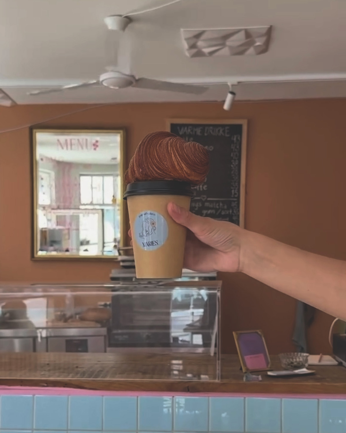 Billede af kaffe og croissant