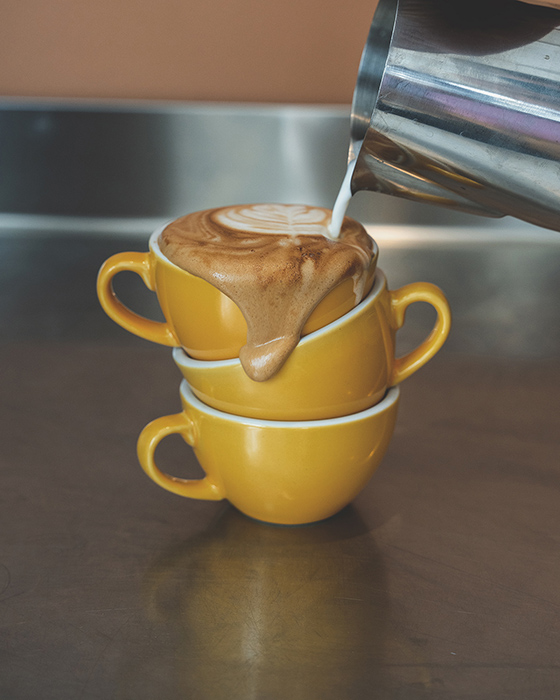 Kaffe og gule kopper